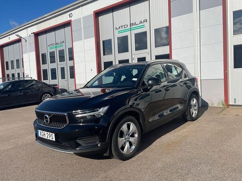 Svart Begagnad 2020 Volvo XC40 Momentum SUV | 269 900 kr (Marknadspris) - Bild 1/4