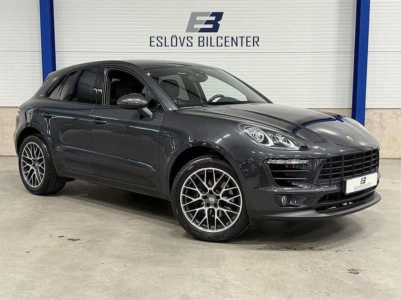 Grå (grå metallic) Begagnad 2018 Porsche Macan SUV | 369 990 kr (Marknadspris) - Bild 1/4