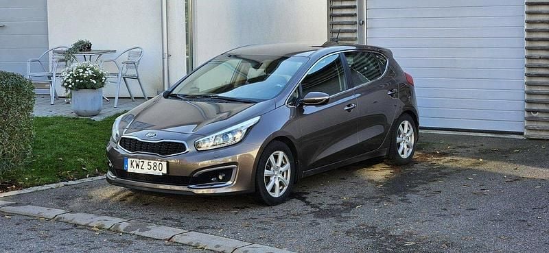 Brun Begagnad 2016 Kia Ceed Halvkombi | 99 000 kr (Marknadspris) - Bild 1/4