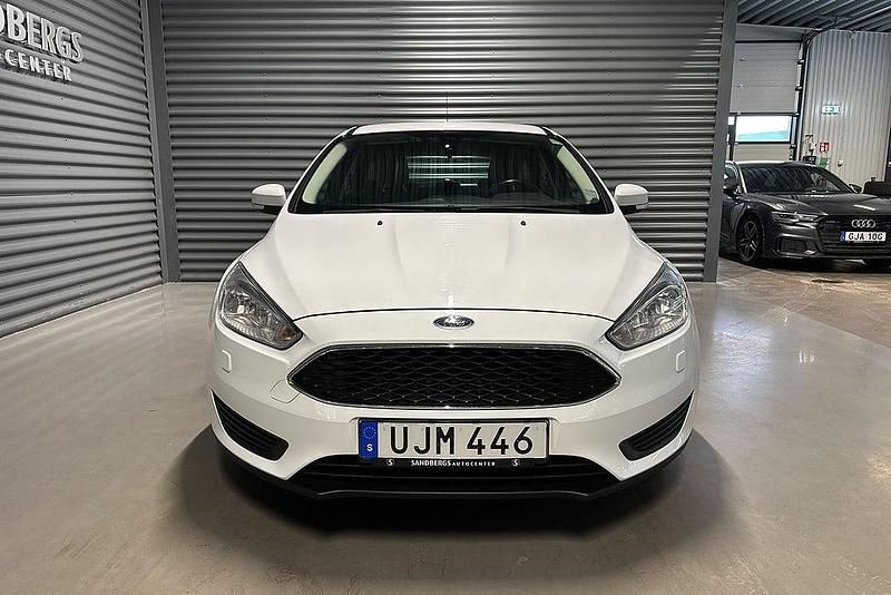 Begagnad Ford Focus Trend 105 HK (77 kW) 2016 Vit Halvkombi