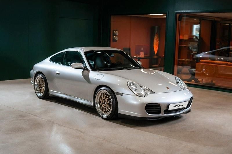 Silver Begagnad 2002 Porsche 911 Carrera 4S Sportkupé | 549 900 kr (Marknadspris) - Bild 1/4