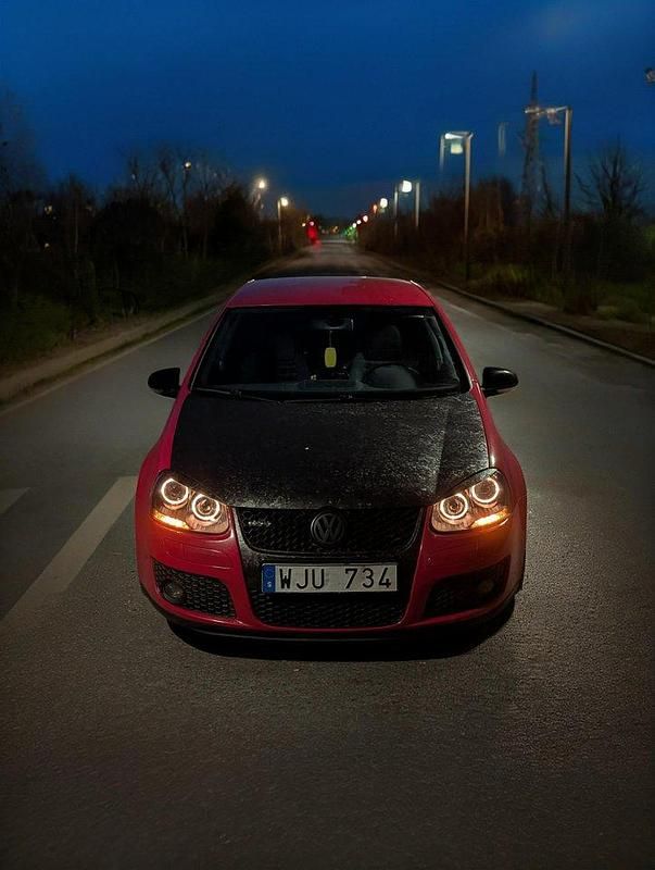 Röd Begagnad 2005 VW Golf V GTI Halvkombi | 49 000 kr (Marknadspris) - Bild 1/4