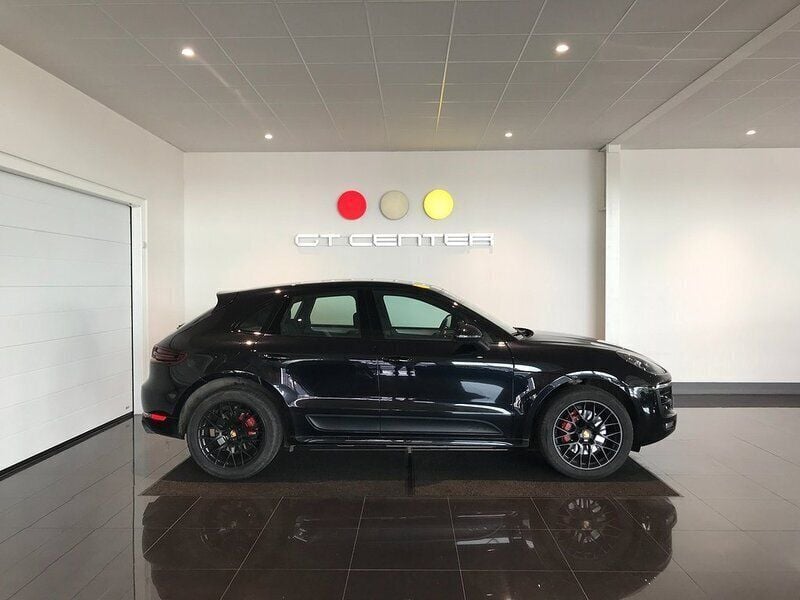 Svart Begagnad 2017 Porsche Macan GTS Sport SUV | 399 000 kr (Dyr) - Bild 1/4