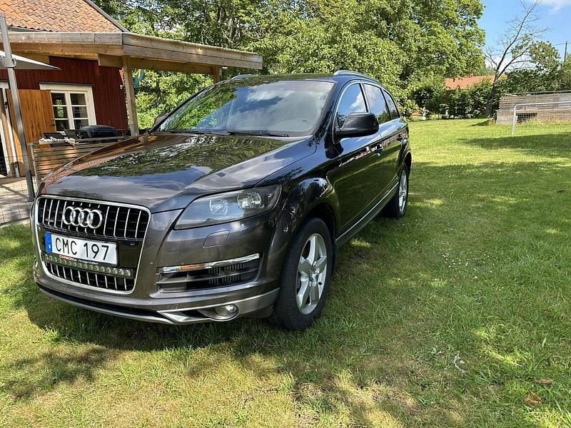 Grå Begagnad 2012 Audi Q7 Design SUV | 175 000 kr (Bra pris) - Bild 1/4