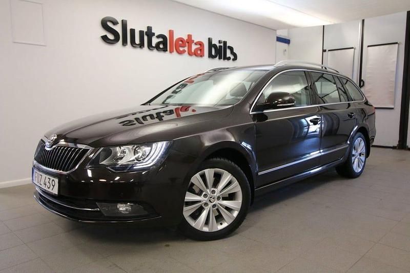 Mörkbrun Begagnad 2015 Skoda Superb Kombi | 157 900 kr (Lite dyr) - Bild 1/4