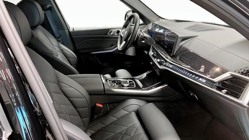 Begagnad BMW X5 Comfort Edition 489 HK (359 kW) 2024 Svart (black) SUV