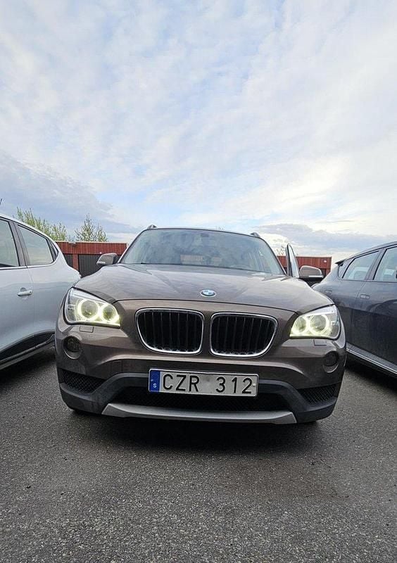 Brun Begagnad 2014 BMW X1 SUV | 116 000 kr (Marknadspris) - Bild 1/4