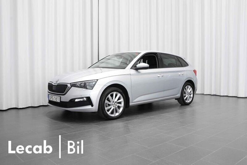 Silver (brilliant silver metallic) Begagnad 2023 Skoda Scala Halvkombi | 229 500 kr (Marknadspris) - Bild 1/4