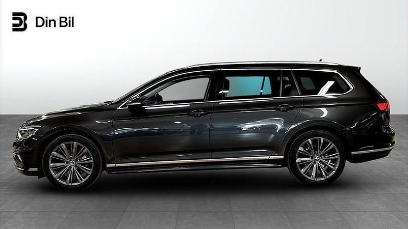 Begagnad VW Passat R-line 200 HK (147 kW) 2022 Mangan grey metallic Kombi