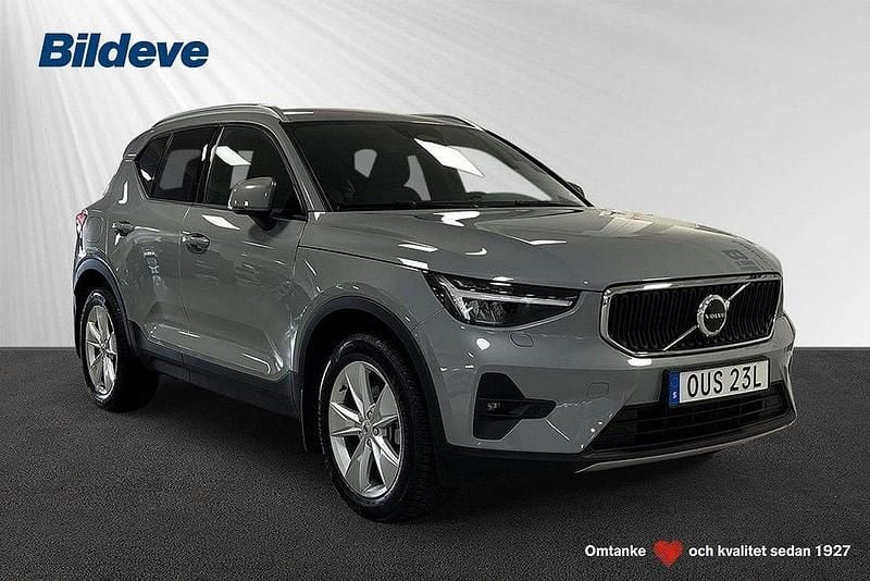 Grå Begagnad 2024 Volvo XC40 Core SUV | 349 900 kr (Marknadspris) - Bild 1/4