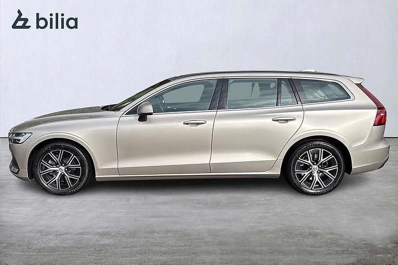 Begagnad Volvo V60 Core 200 HK (147 kW) 2023 Ljusgrå Kombi