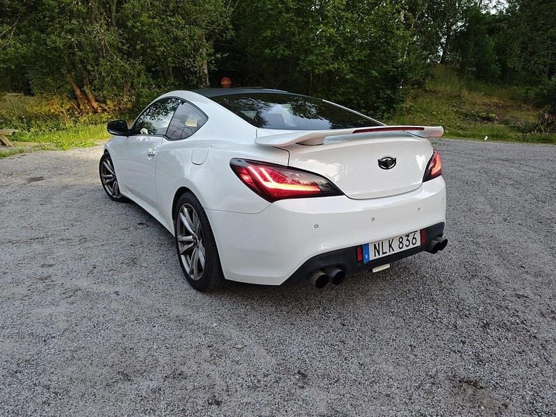 Vit Begagnad 2011 Hyundai Genesis Sportkupé | 89 900 kr - Bild 1/4