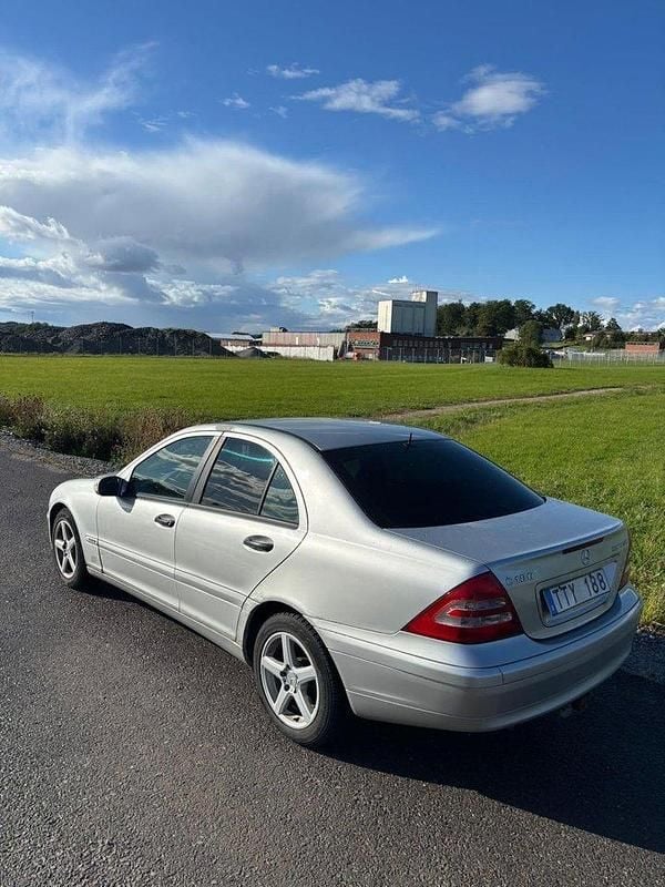 Grå Begagnad 2003 Mercedes C180 Sedan | 28 000 kr (Marknadspris) - Bild 1/4