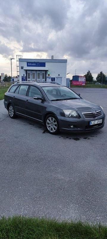 Grå Begagnad 2008 Toyota Avensis Kombi | 22 000 kr (Marknadspris) - Bild 1/4