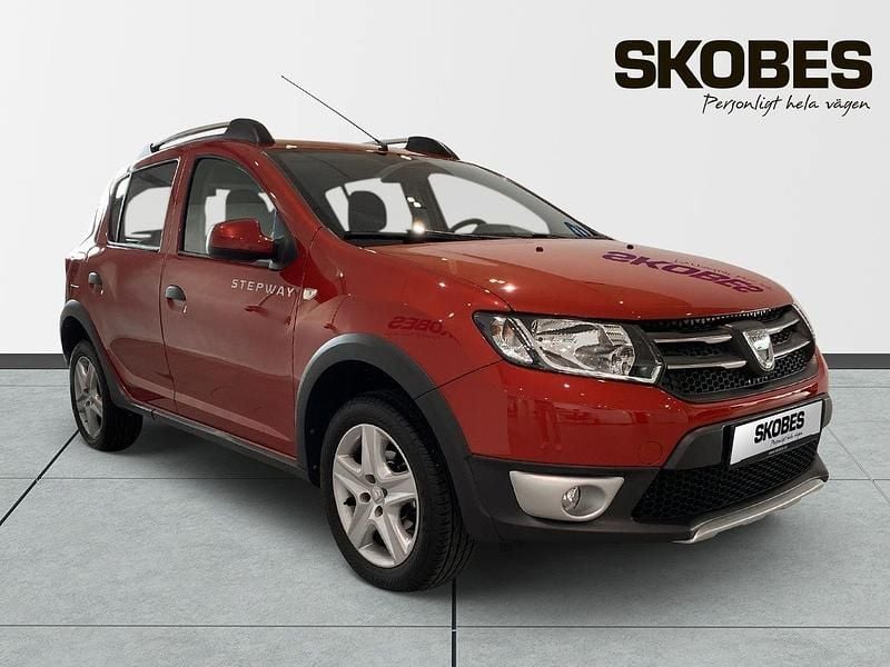 Röd Begagnad 2015 Dacia Sandero Prestige Halvkombi | 89 900 kr (Marknadspris) - Bild 1/3
