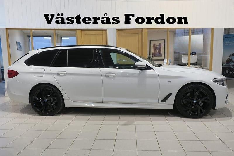 Vit Begagnad 2018 BMW 520 M Sport Kombi | 299 900 kr (Lite dyr) - Bild 1/4