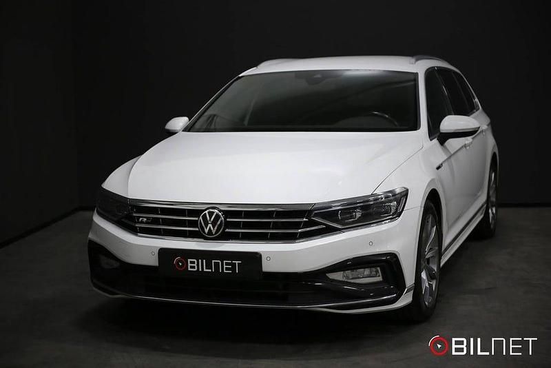 Vit Begagnad 2021 VW Passat R-line Kombi | 269 900 kr (Marknadspris) - Bild 1/3