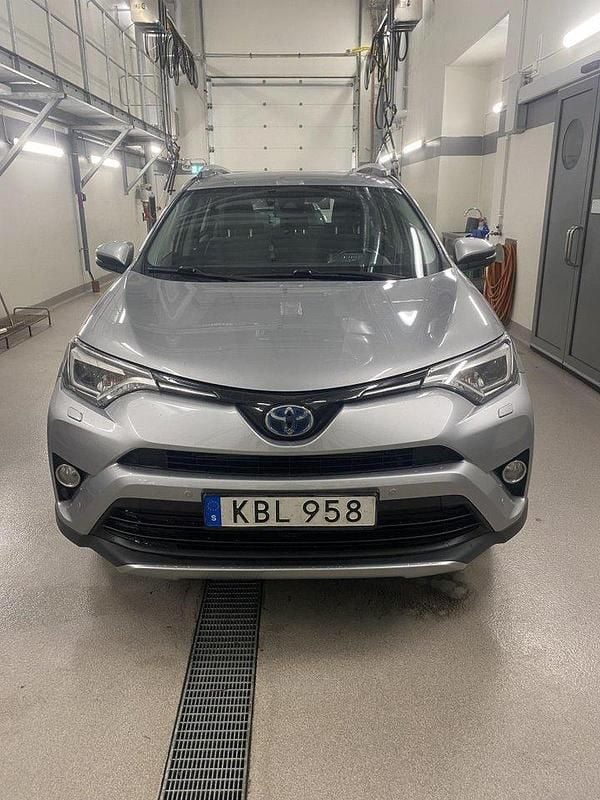 Silver Begagnad 2018 Toyota RAV4 Hybrid Active SUV | 219 500 kr (Marknadspris) - Bild 1/4