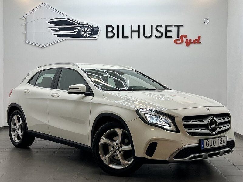 Vit (vit metallic) Begagnad 2017 Mercedes GLA200 SUV | 188 500 kr (Bra pris) - Bild 1/4