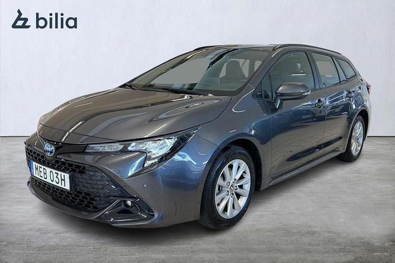 Mörkgrå (grå) Ny 2025 Toyota Corolla Active Kombi | 319 900 kr (Marknadspris) - Bild 1/4