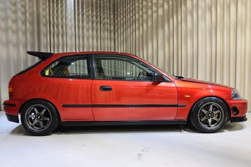 Begagnad Honda Civic 114 HK (83 kW) 1998 Röd Sedan