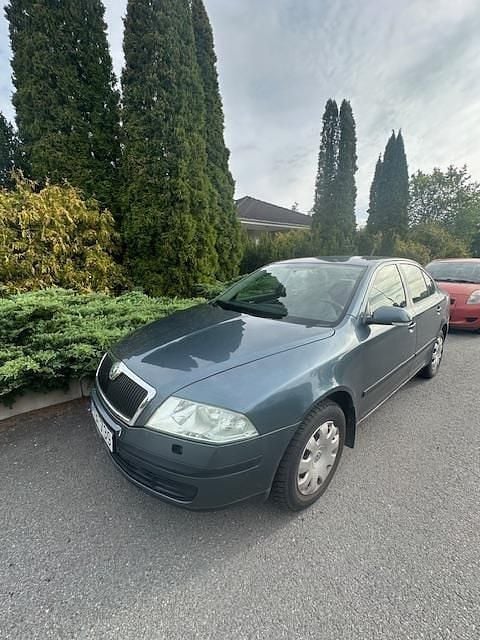 Grå Begagnad 2005 Skoda Octavia Halvkombi | 34 900 kr (Marknadspris) - Bild 1/3