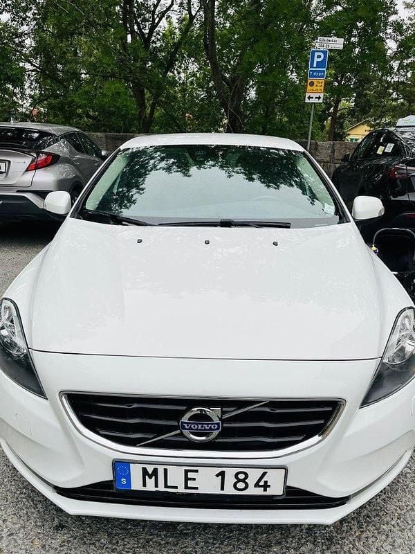 Vit Begagnad 2014 Volvo V40 Kinetic Kombi | 109 500 kr (Marknadspris) - Bild 1/4