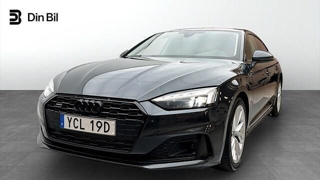 Manhattangrå metallic Begagnad 2022 Audi A5 Sportback Advanced Plus Halvkombi | 329 000 kr (Marknadspris) - Bild 1/4