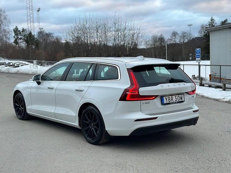 Begagnad Volvo V60 Momentum 150 HK (110 kW) 2019 Vit Kombi