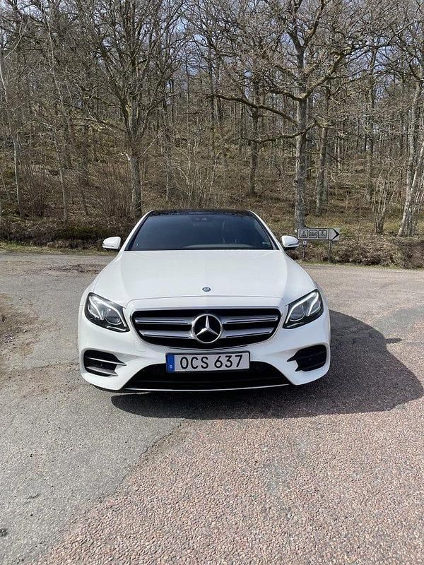 Vit Begagnad 2017 Mercedes E220 Sedan | 279 000 kr (Marknadspris) - Bild 1/4