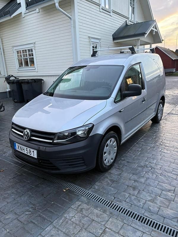 Silver metallic Begagnad 2018 VW Caddy Minibuss | 109 000 kr (Superpris) - Bild 1/4