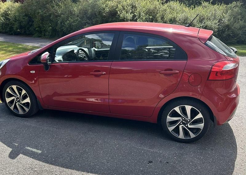 Röd Begagnad 2012 Kia Rio Halvkombi | 52 900 kr (Marknadspris) - Bild 1/4