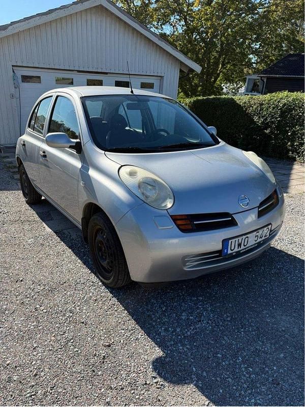 Silver Begagnad 2004 Nissan Micra Halvkombi | 22 000 kr (Marknadspris) - Bild 1/4