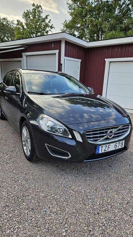 Grå Begagnad 2012 Volvo V60 Summum Kombi | 75 000 kr (Marknadspris) - Bild 1/4