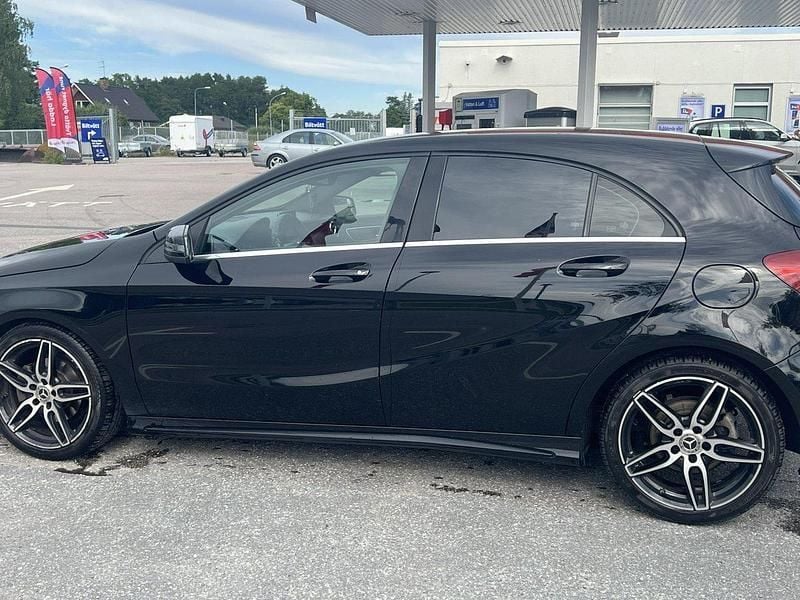 Svart Begagnad 2018 Mercedes A180 Style Halvkombi | 190 000 kr (Marknadspris) - Bild 1/4