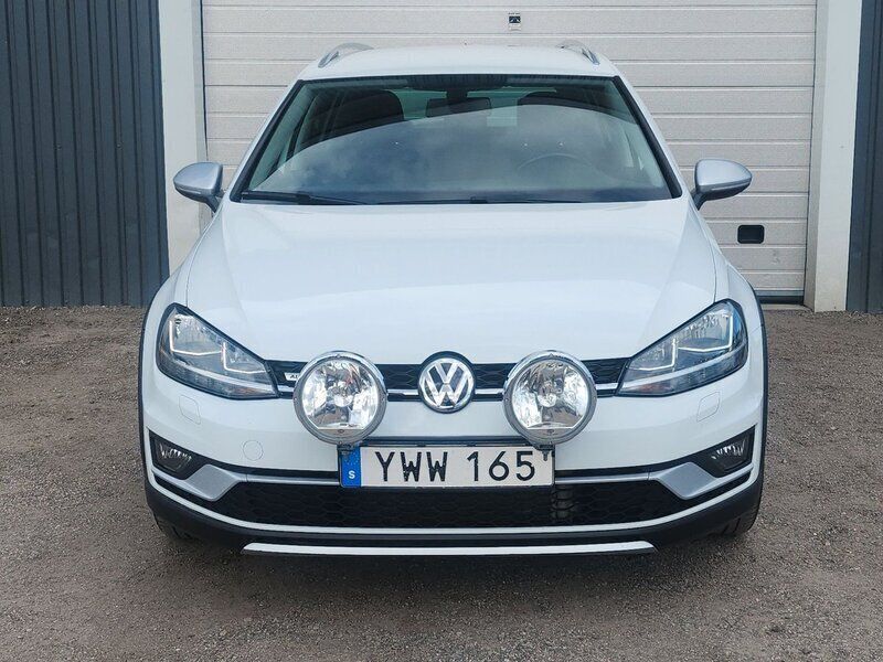 Vit Begagnad 2018 VW Golf Alltrack Kombi | 159 000 kr (Marknadspris) - Bild 1/4