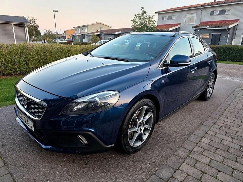 Blå (mörkblåmetallic) Begagnad 2016 Volvo V40 CC Ocean Race Kombi | 114 900 kr (Bra pris) - Bild 1/4