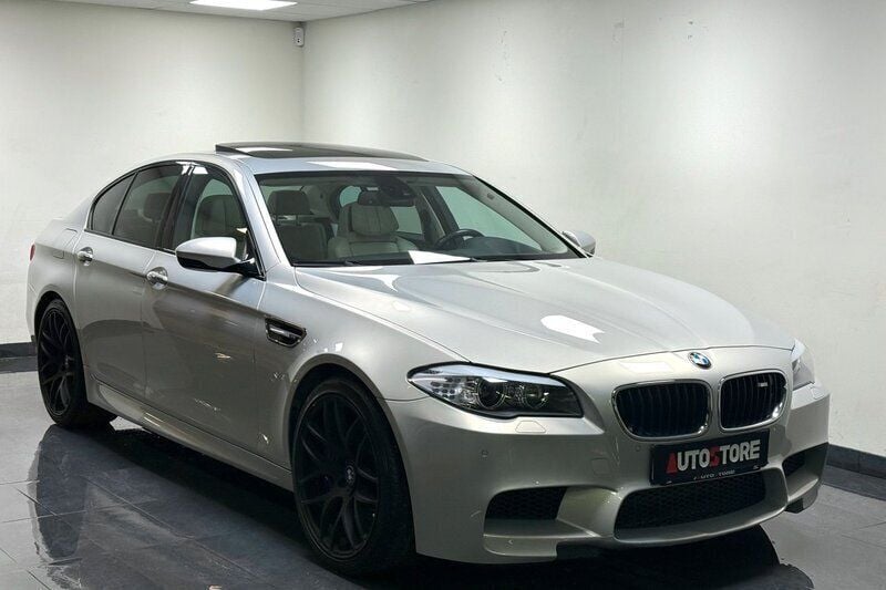 Ljusbrun Begagnad 2012 BMW M5 Sedan | 399 900 kr (Bra pris) - Bild 1/4