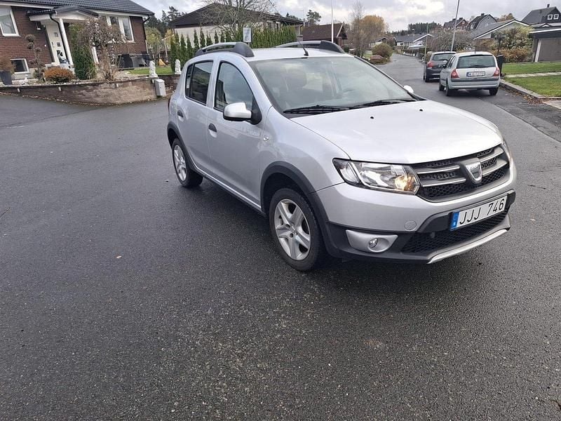 Silver Begagnad 2014 Dacia Sandero Stepway Halvkombi | 69 500 kr (Marknadspris) - Bild 1/4