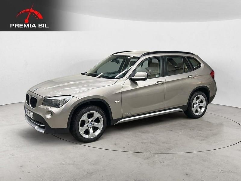 Silver Begagnad 2012 BMW X1 SUV | 139 800 kr (Marknadspris) - Bild 1/4