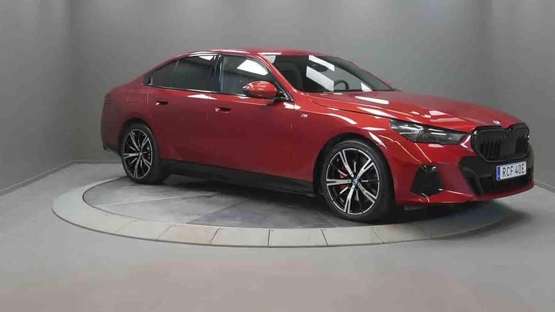Röd Begagnad 2024 BMW i5 Sedan | 669 000 kr - Bild 1/1