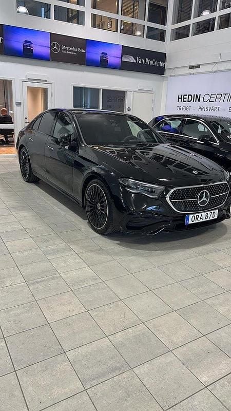 Svart Begagnad 2025 Mercedes E450 AMG line Sedan | 899 000 kr - Bild 1/4