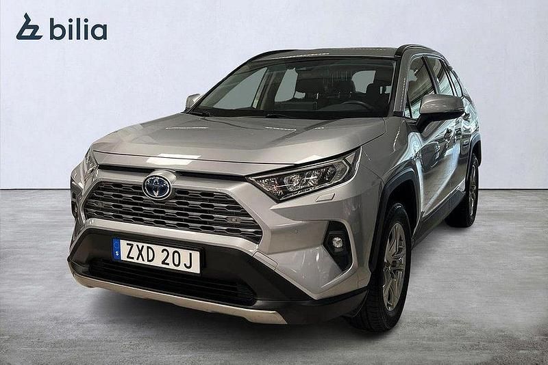 Silver Begagnad 2022 Toyota RAV4 Hybrid Active SUV | 369 900 kr (Marknadspris) - Bild 1/4
