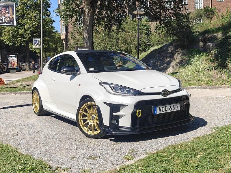 Vit Begagnad 2022 Toyota Yaris Halvkombi | 449 900 kr (Marknadspris) - Bild 1/4