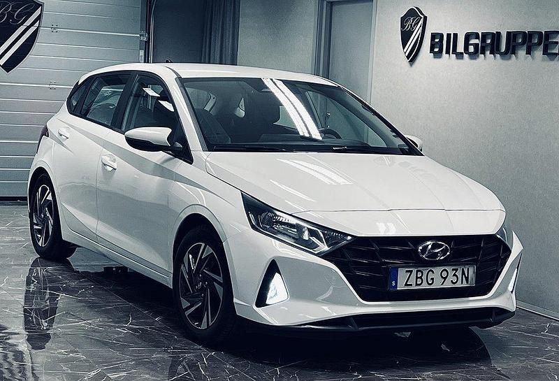 Vit Begagnad 2021 Hyundai i20 Halvkombi | 159 000 kr (Lite dyr) - Bild 1/4