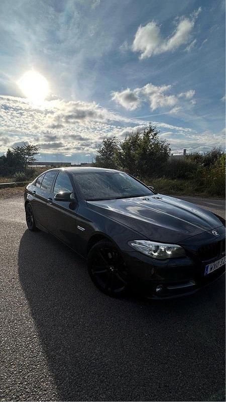 Grå Begagnad 2014 BMW 520 M Sport Sedan | 143 000 kr (Bra pris) - Bild 1/4