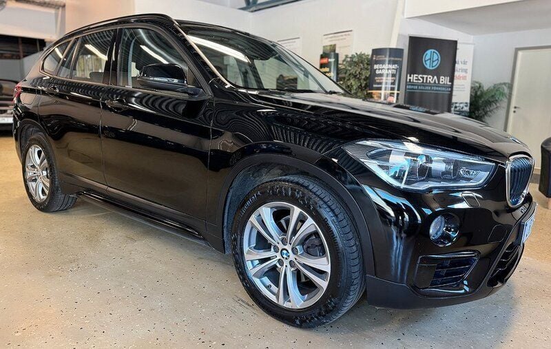 Svart Begagnad 2018 BMW X1 Sport Line SUV | 199 900 kr (Bra pris) - Bild 1/4