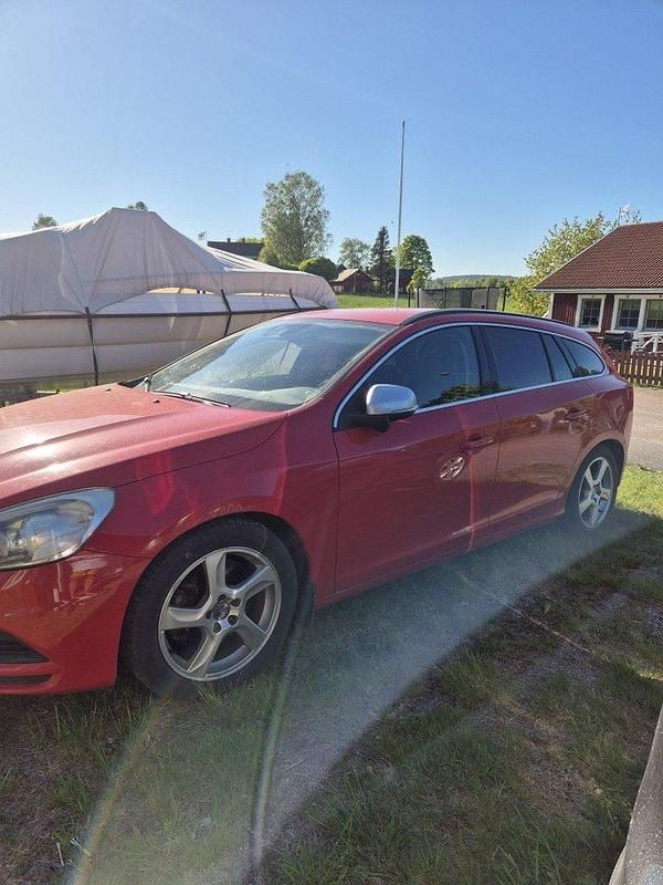 Röd Begagnad 2011 Volvo V60 R-Design Kombi | 65 000 kr (Lite dyr) - Bild 1/4