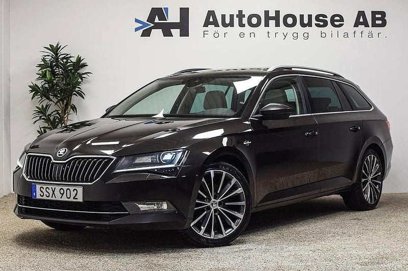 Mörkbrun Begagnad 2016 Skoda Superb LAURIN & KLEMENT Kombi | 169 000 kr (Marknadspris) - Bild 1/4