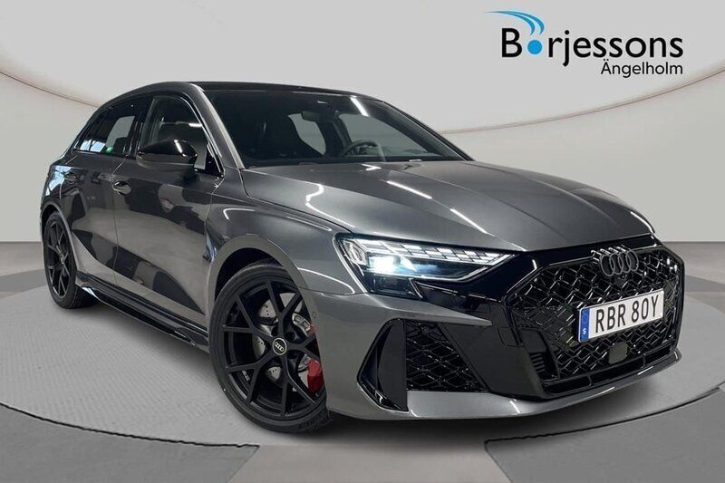 Grå Ny 2024 Audi RS3 Sportback Design Halvkombi | 799 000 kr (Marknadspris) - Bild 1/4